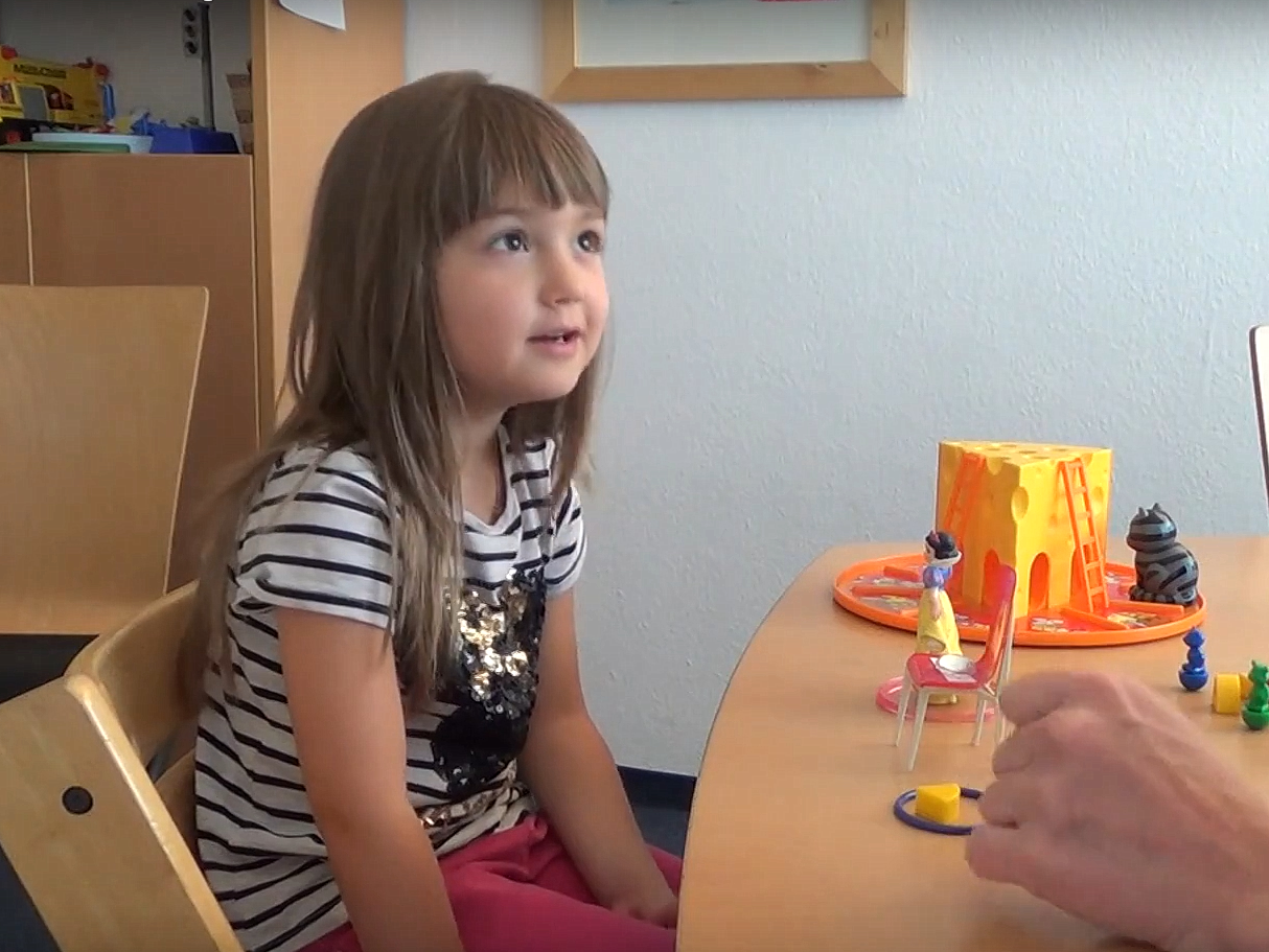 Kind bei Therapie zu Dsygrammatismus
