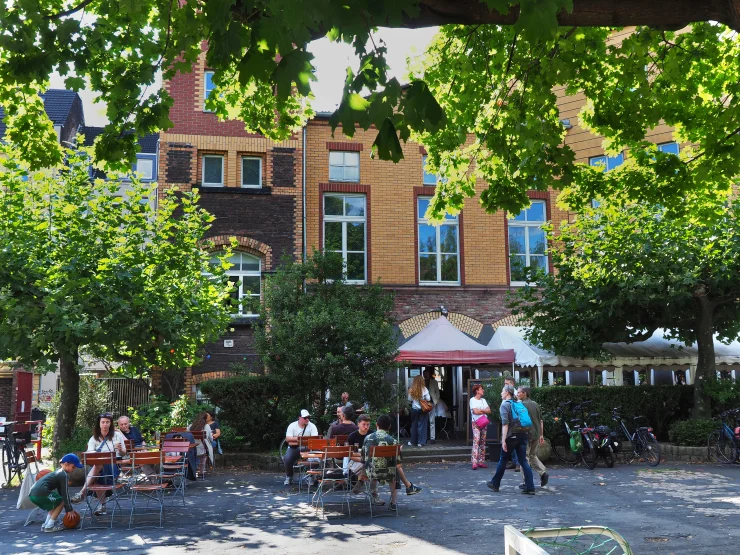 Hier im Hof oder in den Innenräumen des Cafés der Alten Feuerwache Köln kann man in den Mittagespausen der logopädischen Fortbildungen leckere kleine Gerichte essen.  