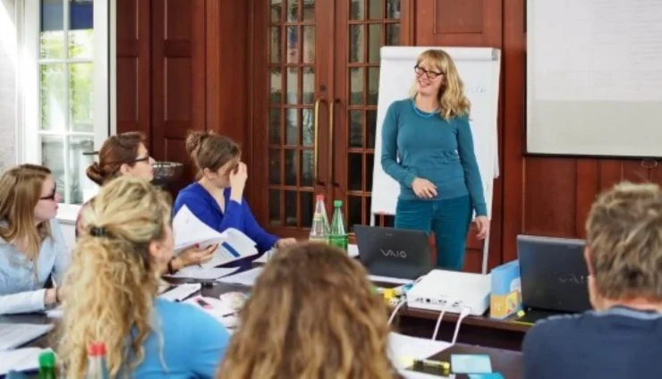 Das Bild zeigt Maja Ullrich während einer Fortbildung
