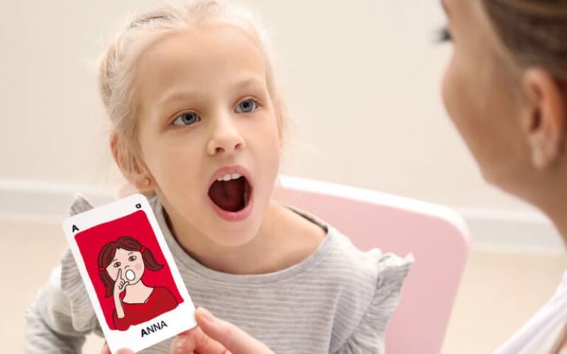Kin mit VED übt mit Lautgesten Spiel