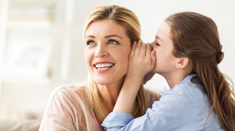 Kind mit VED flüstert der mutter was ins Ohr