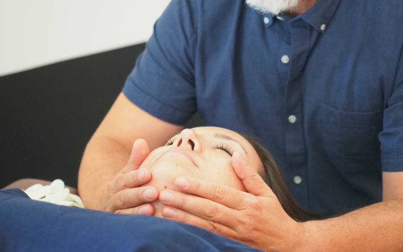 Oliver Bock Craniofaziale Osteopathie Übung während der Fortbildung